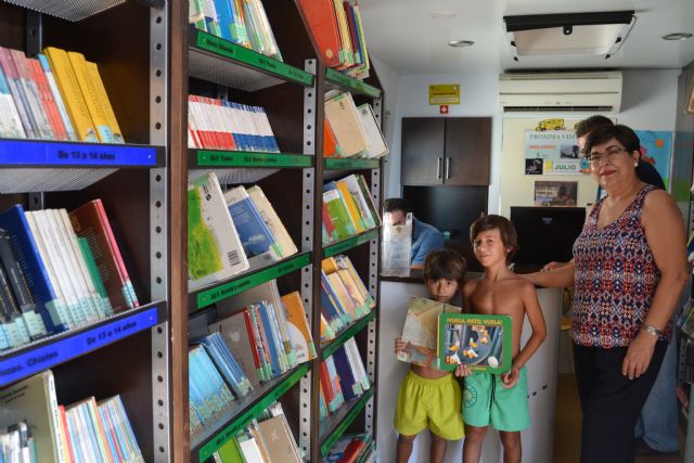 El Bibliobus acerca la lectura hasta la playa de Calabardina