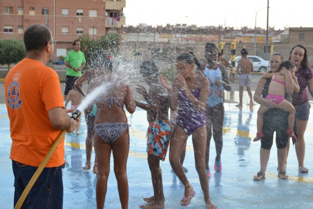 Los niños saharauis del Programa Vacaciones en Paz comparten una jornada de convivencia con los miembros de Protección Civil