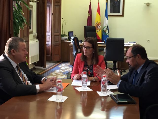 La construcción de un puente sobre la rambla de Las Culebras centra la atención de la reunión mantenida entre la alcaldesa y el  consejero de Fomento