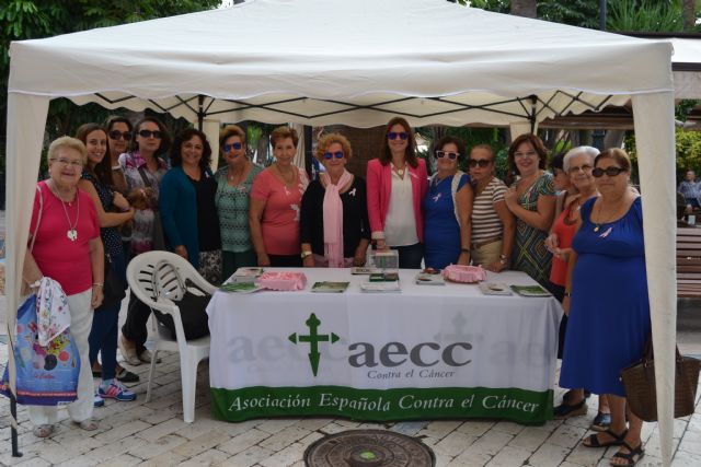 La Junta Local de la AECC instala una mesa informativa sobre el cáncer de mama