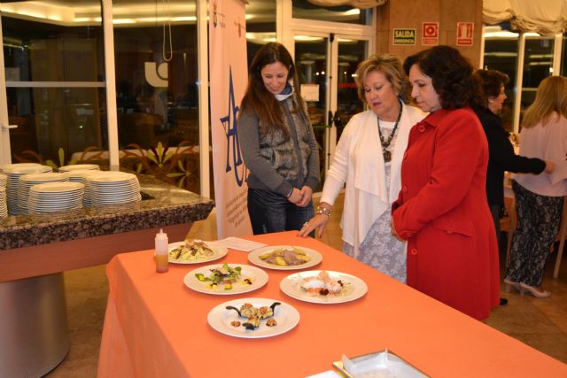 Las amas de casa celebran su tradicional curso de cocina navideña