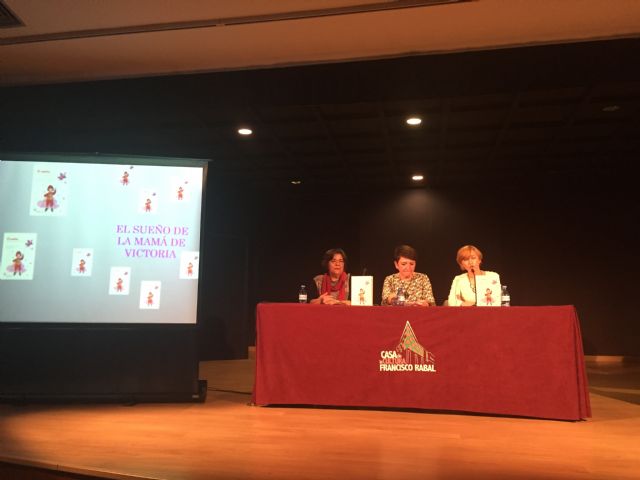 Encarnación García presenta el libro de relatos 'El sueño de la mamá de Victoria'