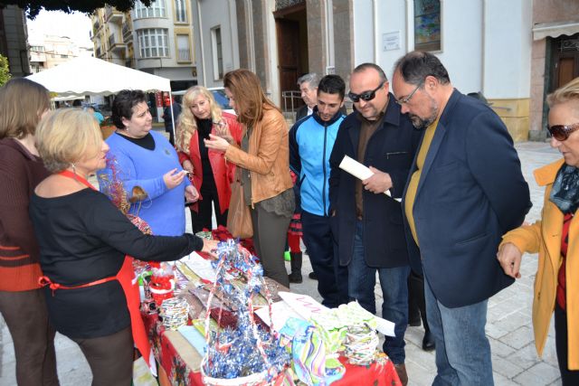 Artesanos de la región participan en el mercadillo navideño