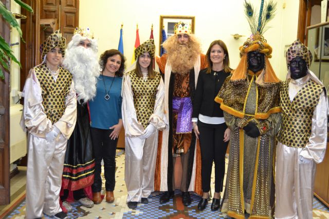 Los Reyes Magos son recibidos por miles de niños en Águilas