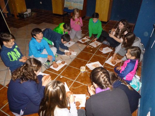 Los niños aguileños se convierten en arqueólogos por unas horas