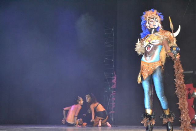 Espectacularidad sobre el escenario en el concurso de trajes de papel y maquillaje corporal
