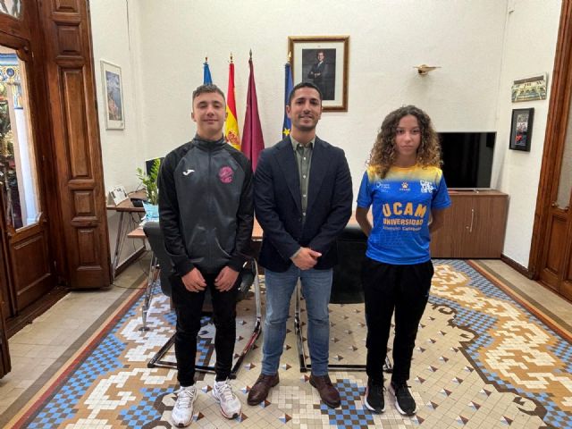 Recepción oficial a los atletas aguile&ntilde;os Víctor Cayuela y Fátima Hernández en dependencias municipales