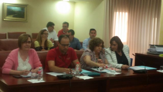 Los vecinos de la calle Echegaray de Águilas abandonan el pleno con el NO de la alcaldesa socialista a la moción del PP para reparar las rampas de acceso a sus viviendas