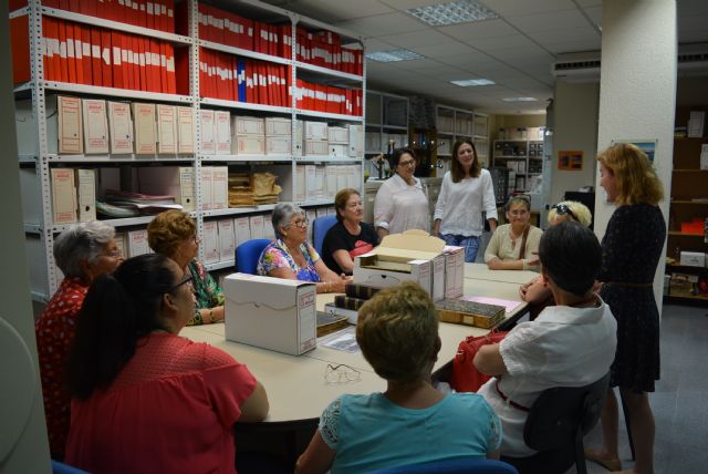 Las alumnas de Lectoescritura y Escritura Creativa visitan el archivo municipal