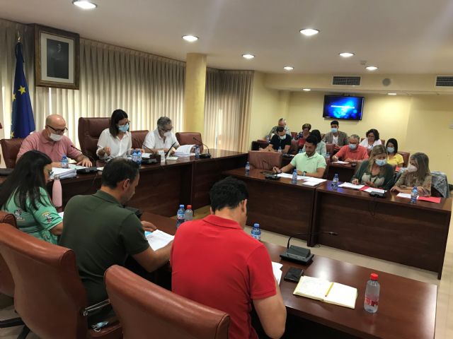 El Pleno aprueba instar a la Consejería a cumplir los compromisos adquiridos con los bomberos de la Región