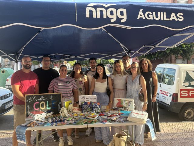 Los aguileños se vuelcan con la recogida de material escolar organizada por NNGG Águilas