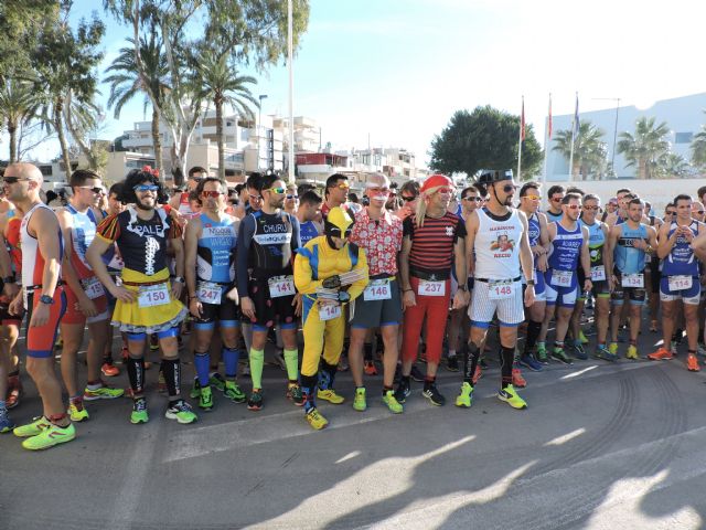 El Duatlón de Carnaval llenó de colorido la jornada del domingo