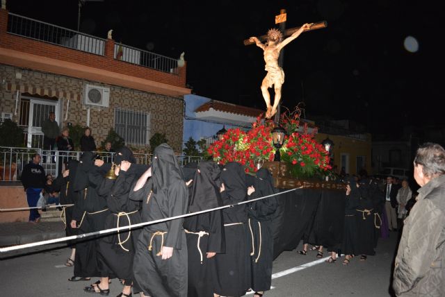 La imagen del Cristo de la Agonía recorre las calles de Águilas cuando se cumple el 65 aniversario de su donación a la Cofradía del Silencio