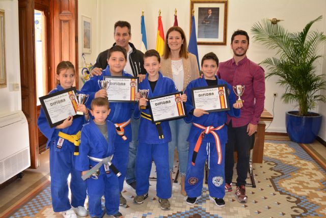 Los deportistas del Club Dojo Águilas visitan el Ayuntamiento tras su paso por el Campeonato de España de Jiu Jitsu