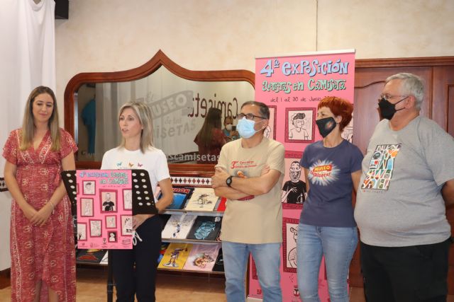 La edil de Cultura inaugura la 4ª exposición solidaria 'Artistas en camiseta'