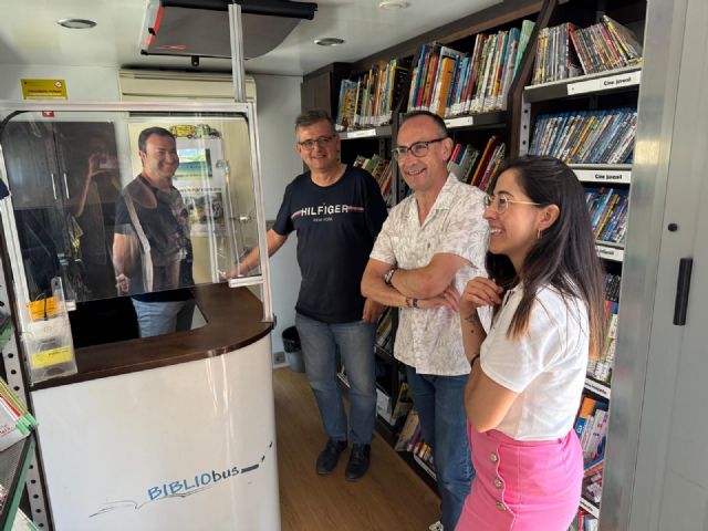 El Bibliobús de la Biblioteca Regional vuelve a Calabardina un año más