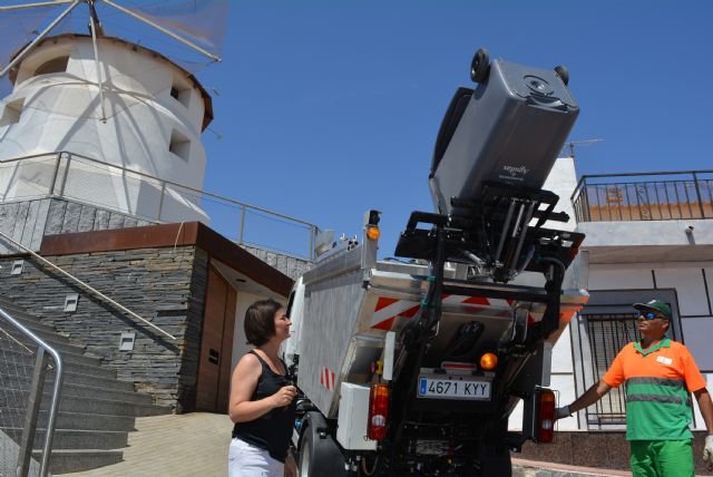 La empresa concesionaria de limpieza presenta la nueva flota de vehículos para zonas de difícil acceso
