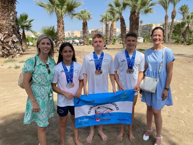 Mari Carmen Moreno muestra su admiración por los éxitos conseguidos por tres nadadores alevines del CN Águilas