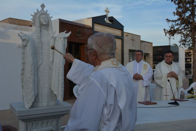 La imagen de la Patrona de Águilas preside la plaza Virgen de los Dolores del cementerio municipal
