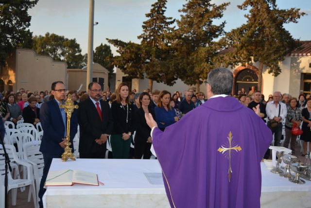 Medio millar de personas asisten a la misa de los Fieles Difuntos