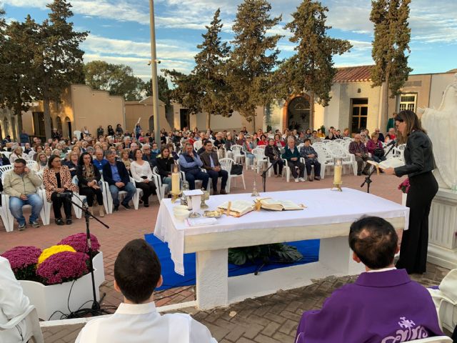 El cementerio acoge la Misa de los Fieles Difuntos