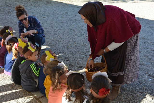 El conde de Floridablanca visita el colegio de Las Lomas con motivo de su castañada