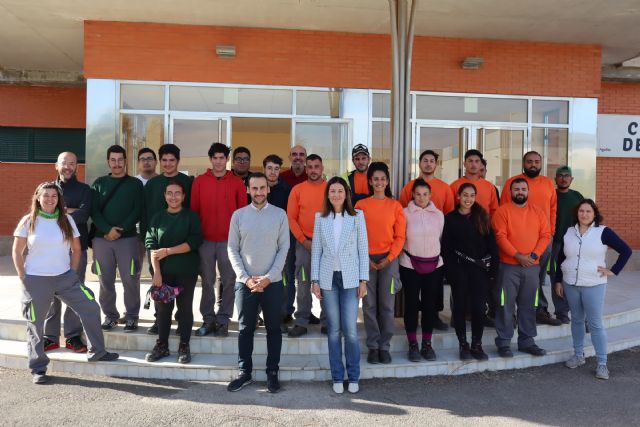 Los 24 alumnos trabajadores participantes en el PMEF de jóvenes reciben sus contratos