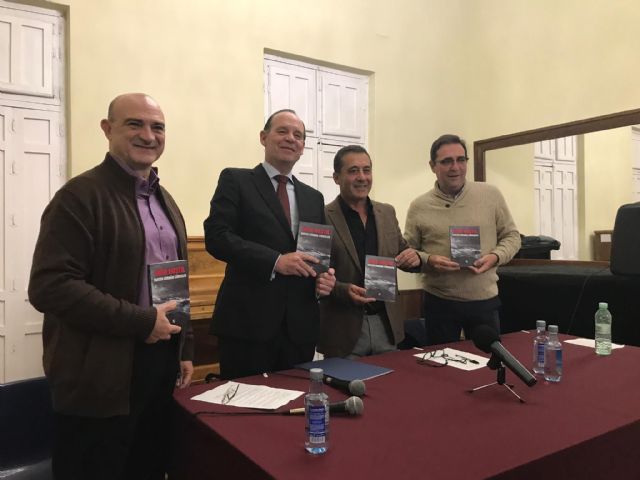 Mateo Cerdán presenta en Águilas 'Mar hostil'