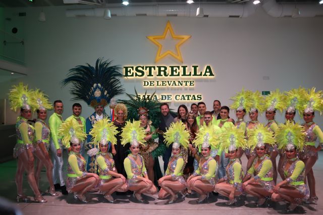 El Carnaval de Águilas inunda la sala de catas de Estrella de Levante