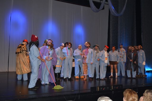 La murga 'Los ciegos, ciegos perdíos' pone en pie al público