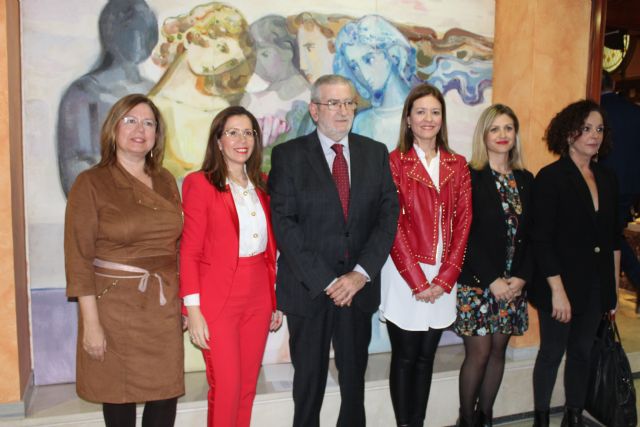 La alcaldesa participa en la mesa redonda organizada por la Asamblea Regional sobre mujeres en el poder local