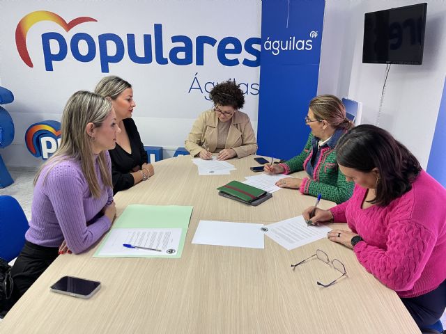 Eva Reverte, Isabel Borrego y Antonia López se reúnen con representantes de Nuestro Corazón por Bandera para abordar sus reivindicaciones