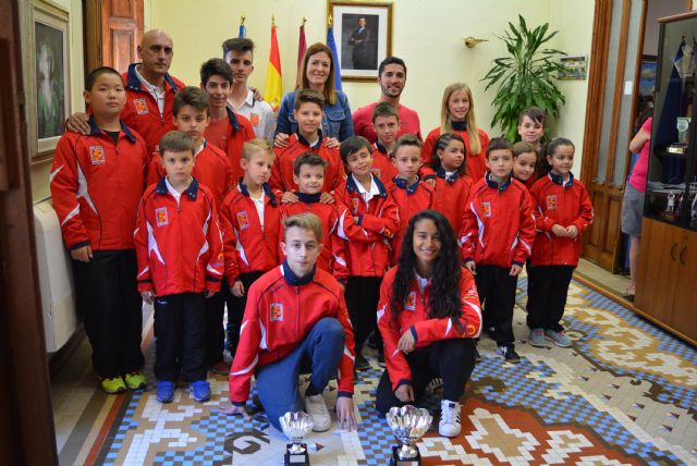 Los integrantes del Club Kárate Águilas son recibidos por la alcaldesa y el edil de Deportes