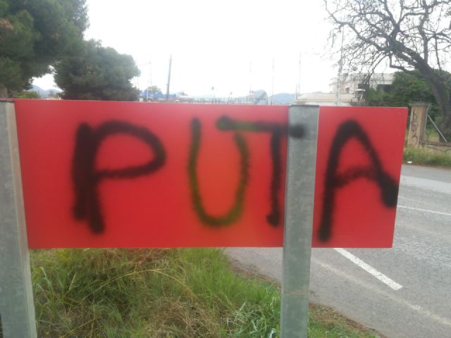 El PSOE condena el nuevo acto vandálico sobre la señalética contra la violencia de género