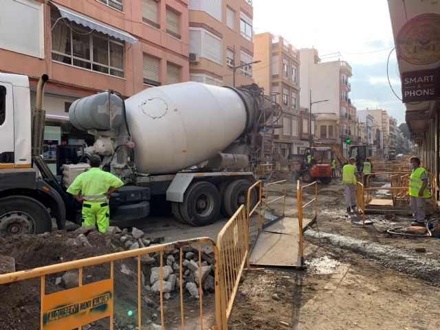 Inician la colocación de la solera para el adoquinado de la Calle Conde de Aranda