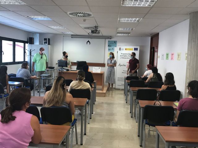 La alcaldesa visita a los participantes del itinerario de inserción laboral 'Servicios auxiliares de estética'