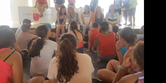 Visita a los menores tutelados por la Comunidad que veranean en Águilas