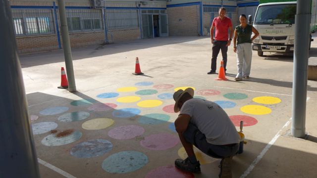 Águilas prepara sus colegios para la vuelta a las aulas con un dispositivo especial de mantenimiento