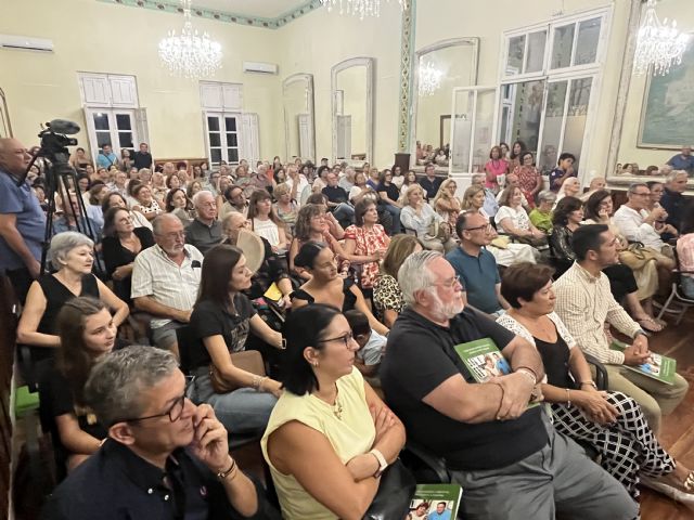 Solidaridad y gastronomía se unen en el último libro de María Pérez Pallarés y Cristóbal J. Pérez Quiñonero