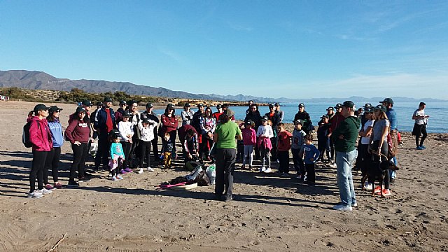 Estrella de Levante se suma a la recogida de ‘basuraleza’ en la costa de Águilas
