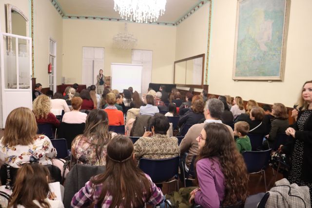 El Casino de Águilas acoge 'Un café y algo más' sobre la violencia de género