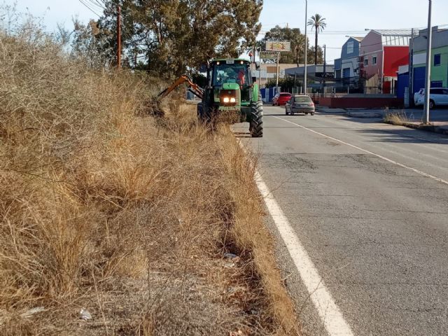 El Ayuntamiento desarrolla trabajos de desbroce en casi cien kilómetros de caminos rurales asfaltados