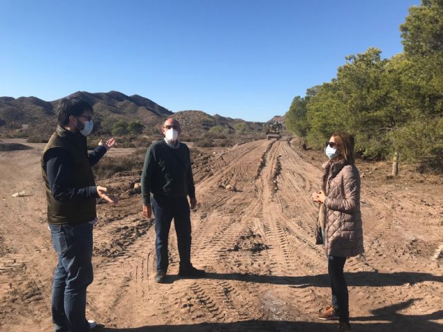 La alcaldesa de Águilas visita las obras del nuevo tramo de carril bici-peatonal que une Águilas con Calabardina