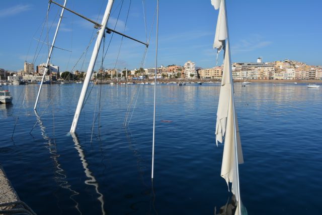 El operativo de reflote del Penélope necesitará la participación de dos grúas de grandes dimensiones para poder sacarlo a puerto