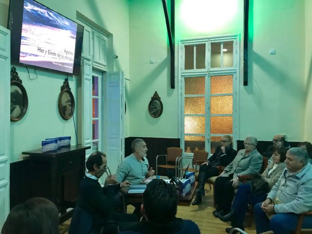 Gálvez y Muñiz presentan su libro de haikus 'Águilas. Haz y envés de la mirada'