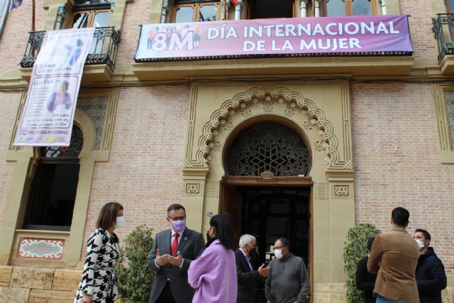 Los edificios emblemáticos de Águilas muestran a 'Mujeres pioneras', dentro de los actos del 8M