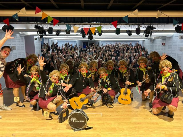 La chirigota de Águilas se estrena en la Casa de la Cultura con un lleno absoluto