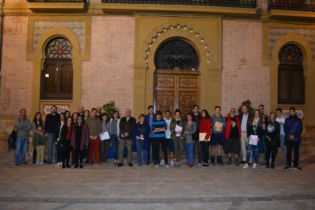 Los integrantes de la asociación JEA dan lectura a un manifiesto por la educación