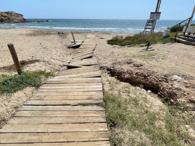 El PP solicita a Moreno que se pongan en funcionamiento los lavapies y que se acondicionen al baño las playas de la localidad