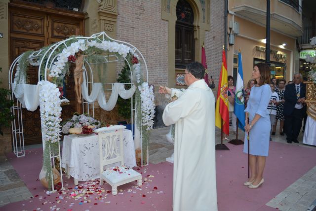 Cerca de un centenar de pequeños participan en la procesión del Corpus Christi